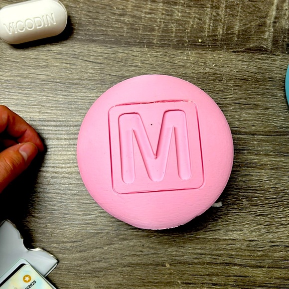 PINK 10 OXY 3D Sculpture PROP PILL DECORATION. MADE IN SHOP 3D PRINT - Picture 1 of 3